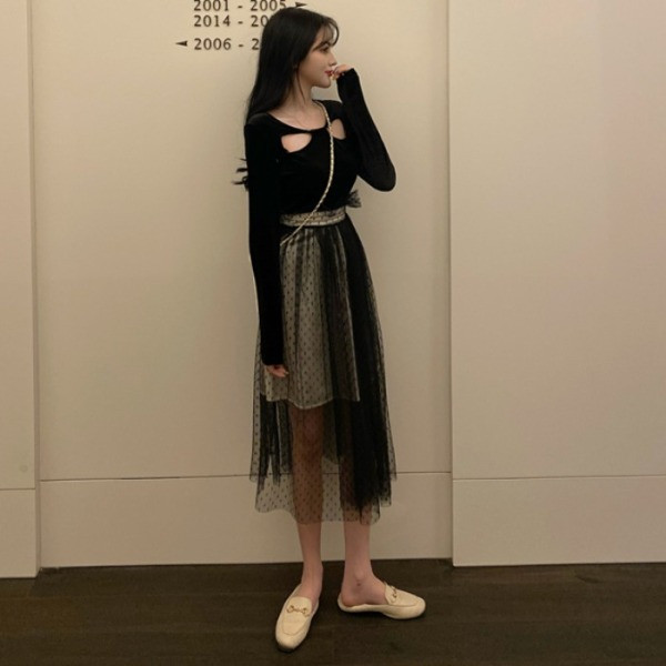 Moteriškas aksominės palaidinės komplektas su iškirptomis dalimis ir sijonas aukštu liemeniu ir tiuliu