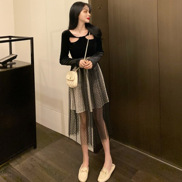 Moteriškas aksominės palaidinės komplektas su iškirptomis dalimis ir sijonas aukštu liemeniu ir tiuliu