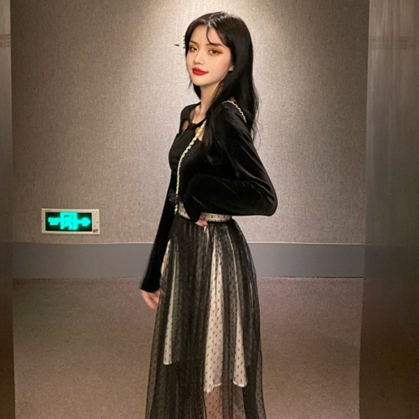 Moteriškas aksominės palaidinės komplektas su iškirptomis dalimis ir sijonas aukštu liemeniu ir tiuliu