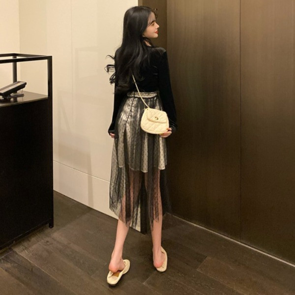 Moteriškas aksominės palaidinės komplektas su iškirptomis dalimis ir sijonas aukštu liemeniu ir tiuliu