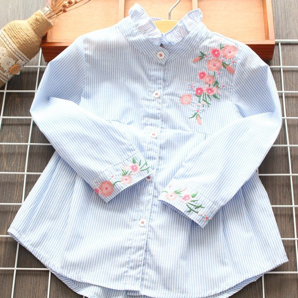 Naujo modelio dryžuoti vaikiški marškinėliai su siuvinėjimu ir žema apykakle mergaitėms