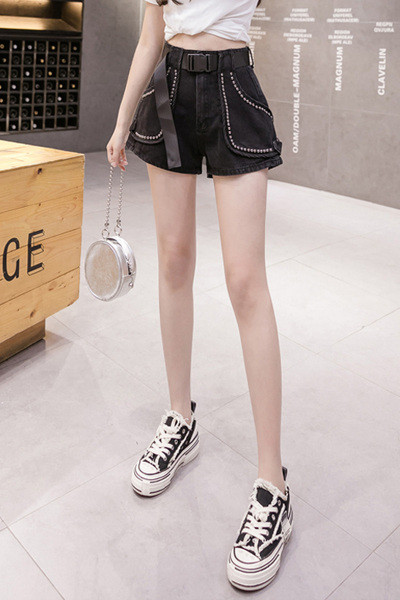 Moteriški modernūs šortai su metaliniais elementais