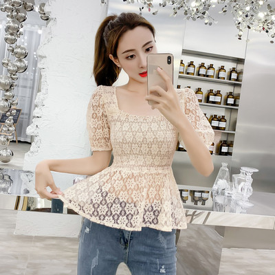 Moteriška nėriniuota palaidinė kvadratine iškirpte ir trumpomis rankovėmis