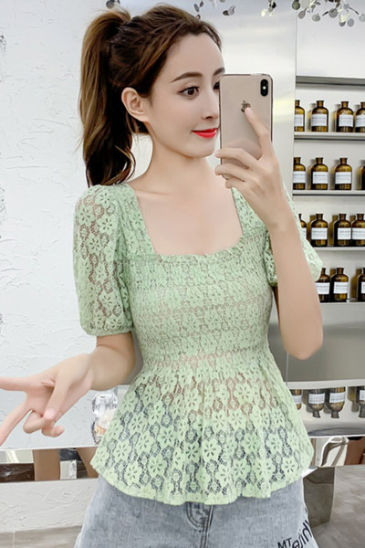 Moteriška nėriniuota palaidinė kvadratine iškirpte ir trumpomis rankovėmis