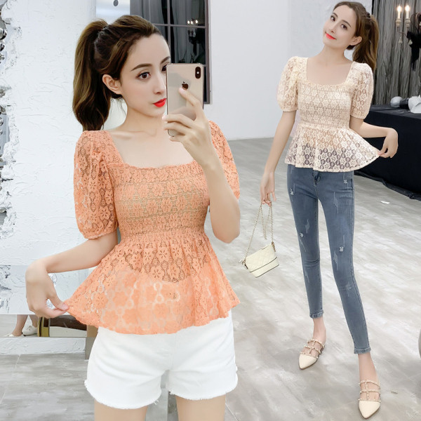 Moteriška nėriniuota palaidinė kvadratine iškirpte ir trumpomis rankovėmis