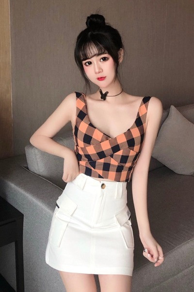 Prigludusi moteriška trumpa marškinėlė su V formos iškirpte