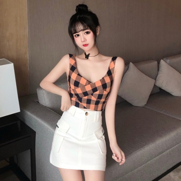 Prigludusi moteriška trumpa marškinėlė su V formos iškirpte