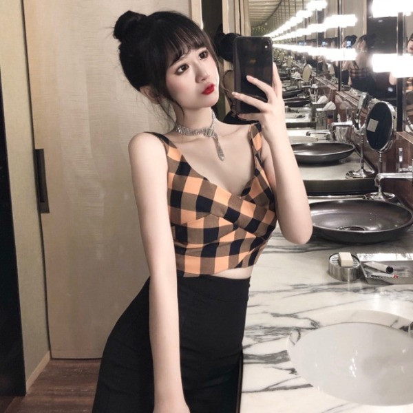 Prigludusi moteriška trumpa marškinėlė su V formos iškirpte