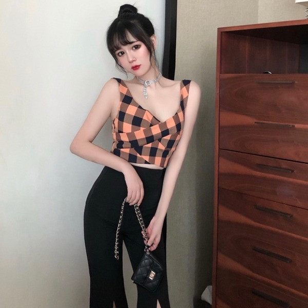 Prigludusi moteriška trumpa marškinėlė su V formos iškirpte