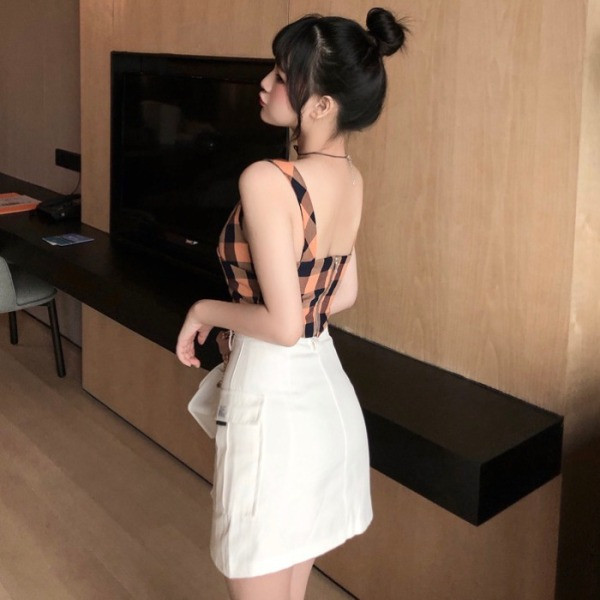 Prigludusi moteriška trumpa marškinėlė su V formos iškirpte