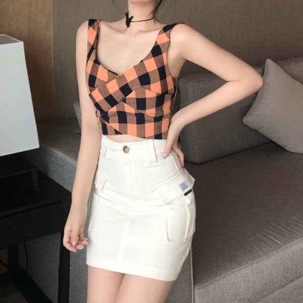 Prigludusi moteriška trumpa marškinėlė su V formos iškirpte