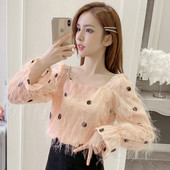 Šiuolaikinė moteriška palaidinė su kvadratine iškirpte ir kutais