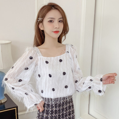 Šiuolaikinė moteriška palaidinė su kvadratine iškirpte ir kutais