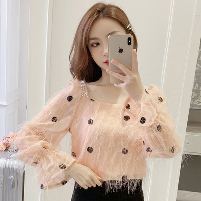 Šiuolaikinė moteriška palaidinė su kvadratine iškirpte ir kutais