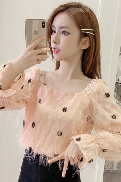 Šiuolaikinė moteriška palaidinė su kvadratine iškirpte ir kutais