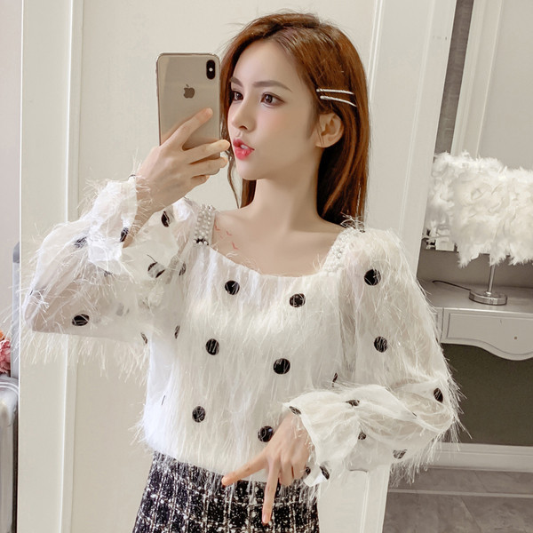 Šiuolaikinė moteriška palaidinė su kvadratine iškirpte ir kutais