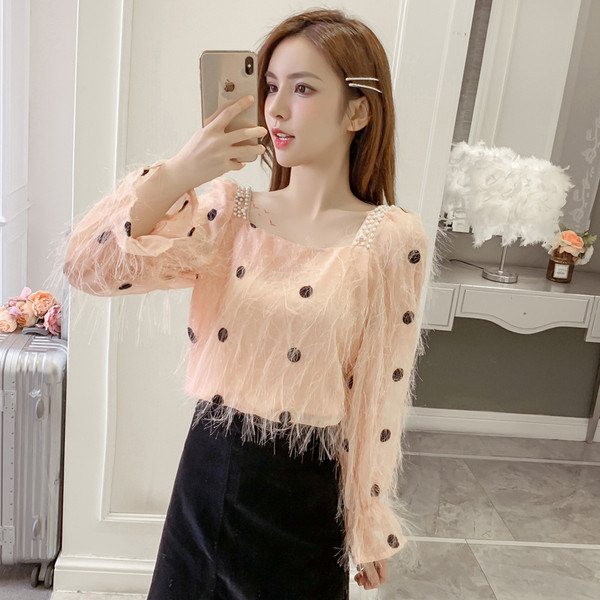 Šiuolaikinė moteriška palaidinė su kvadratine iškirpte ir kutais