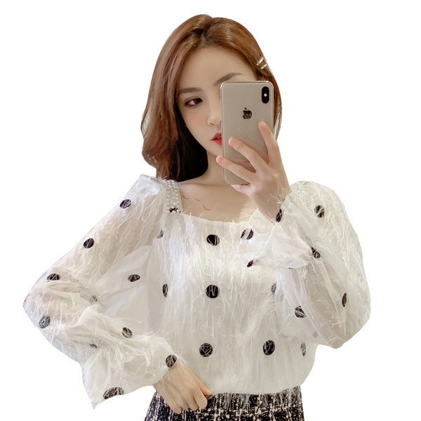 Šiuolaikinė moteriška palaidinė su kvadratine iškirpte ir kutais