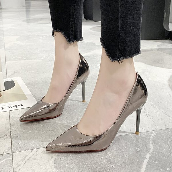 Naujas elegantiškų smailių batų modelis plonais kulnais ir blizgančiu efektu