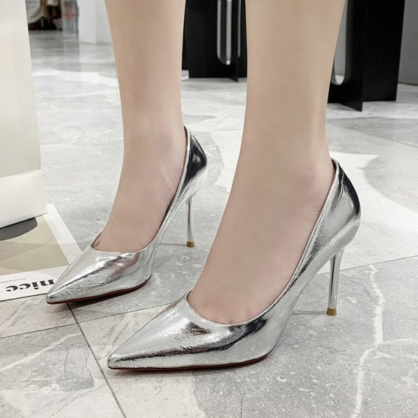 Naujas elegantiškų smailių batų modelis plonais kulnais ir blizgančiu efektu