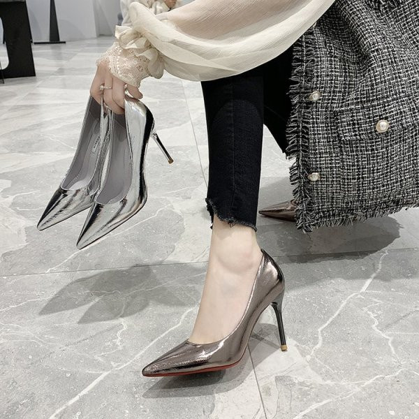 Naujas elegantiškų smailių batų modelis plonais kulnais ir blizgančiu efektu