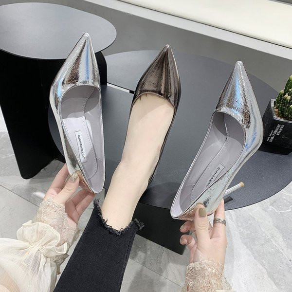 Naujas elegantiškų smailių batų modelis plonais kulnais ir blizgančiu efektu