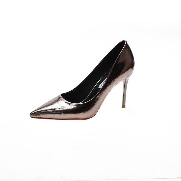 Naujas elegantiškų smailių batų modelis plonais kulnais ir blizgančiu efektu