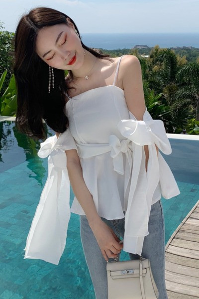 Modernus moteriškas apatinis trikotažas su kaspinėliais ir plonais dirželiais