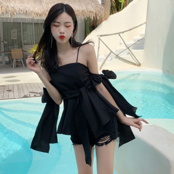 Modernus moteriškas apatinis trikotažas su kaspinėliais ir plonais dirželiais