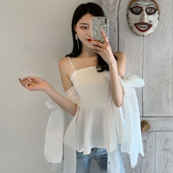 Modernus moteriškas apatinis trikotažas su kaspinėliais ir plonais dirželiais