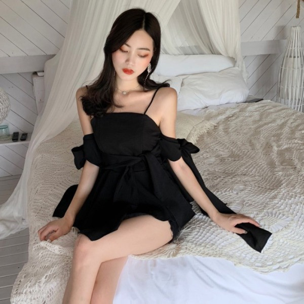 Modernus moteriškas apatinis trikotažas su kaspinėliais ir plonais dirželiais