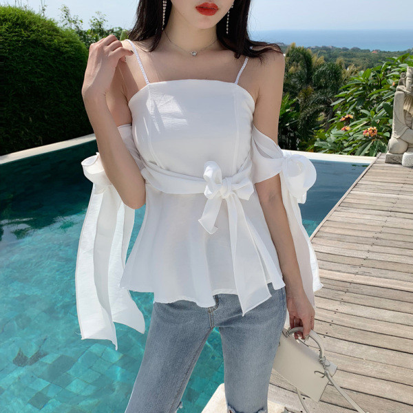 Modernus moteriškas apatinis trikotažas su kaspinėliais ir plonais dirželiais