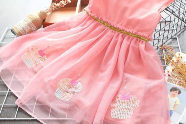 Šiuolaikinė vaikiška suknelė su ovalia iškirpte ir siuvinėjimu mergaitėms