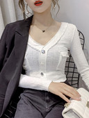 Laisvalaikio moteriškos palaidinės modelis su kišenėmis ir sagomis