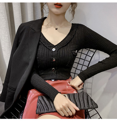 Laisvalaikio moteriškos palaidinės modelis su kišenėmis ir sagomis