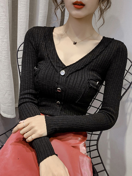 Laisvalaikio moteriškos palaidinės modelis su kišenėmis ir sagomis