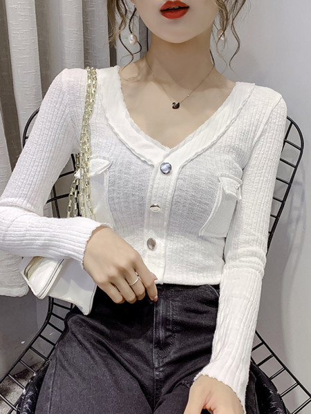 Laisvalaikio moteriškos palaidinės modelis su kišenėmis ir sagomis