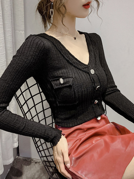 Laisvalaikio moteriškos palaidinės modelis su kišenėmis ir sagomis