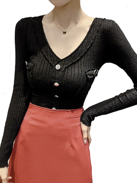 Laisvalaikio moteriškos palaidinės modelis su kišenėmis ir sagomis