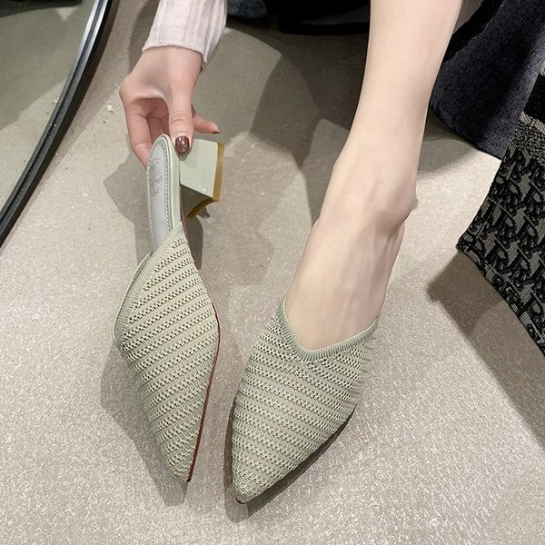 Laisvalaikės šlepetės iš tekstilės ir žemo storo kulno