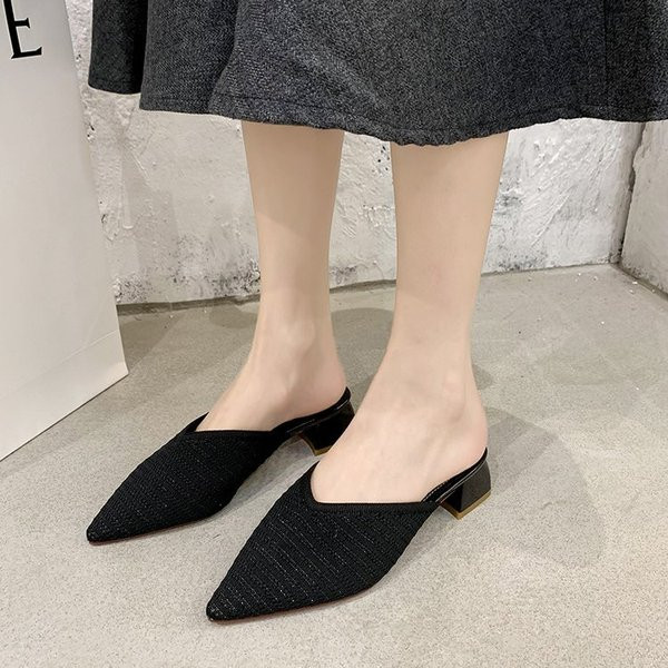 Laisvalaikės šlepetės iš tekstilės ir žemo storo kulno