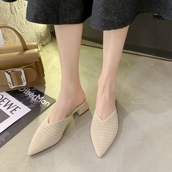 Laisvalaikės šlepetės iš tekstilės ir žemo storo kulno