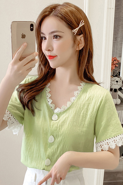 Stilingi moteriški marškiniai trumpomis rankovėmis ir špico iškirpte