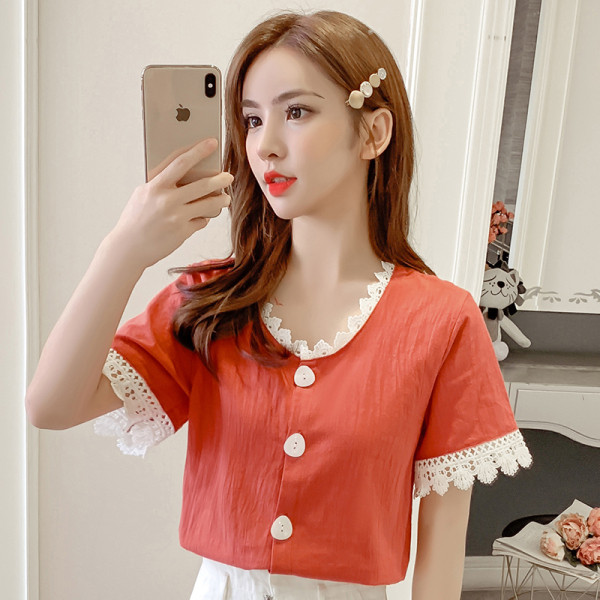 Stilingi moteriški marškiniai trumpomis rankovėmis ir špico iškirpte