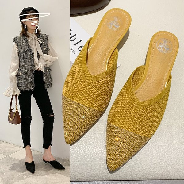 Moteriškos tekstilinės šlepetės žemu kulnu ir blizgiu efektu