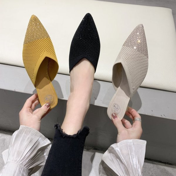 Moteriškos tekstilinės šlepetės žemu kulnu ir blizgiu efektu