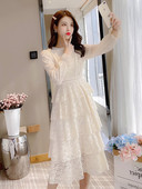 Modernus moteriškas ilgas nėriniuotas suknelės ilgomis rankovėmis kirpimo modelis