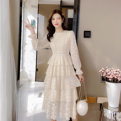 Modernus moteriškas ilgas nėriniuotas suknelės ilgomis rankovėmis kirpimo modelis