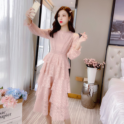 Modernus moteriškas ilgas nėriniuotas suknelės ilgomis rankovėmis kirpimo modelis