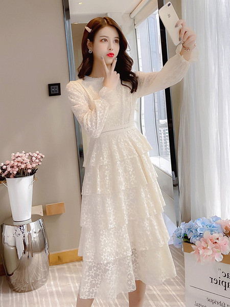 Modernus moteriškas ilgas nėriniuotas suknelės ilgomis rankovėmis kirpimo modelis